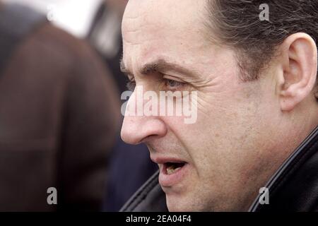 Der französische Präsident der UMP (Union pour un Mouvement Populaire), Nicolas Sarkozy, war am 24. Februar 2005 im Rahmen eines zweitägigen Arbeitsbesuchs in der Region in Tarbes, Südwestfrankreich. Foto von Patrick Bernard/ABACA. Stockfoto