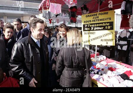 Der französische Präsident der UMP (Union pour un Mouvement Populaire), Nicolas Sarkozy, besuchte am 24. Februar 2005 im Rahmen eines zweitägigen Arbeitsbesuchs in der Region einen Markt in Tarbes, Südwestfrankreich. Foto von Patrick Bernard/ABACA. Stockfoto