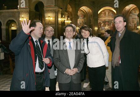 Der ehemalige französische Finanzminister und Führer der regierenden Mitte-Rechts-UMP-Partei Nicolas Sarkozy besucht am 25. Februar 2005 mit seiner Frau Cecilia Lourdes Heiligtümer und Höhle Massabielle, wo Bernadette Soubirous die erste Erscheinung von "die selige Jungfrau" im Jahr 1858 sah, Im Südwesten Frankreichs im Département Hautes-Pyrenäen gelegen. Foto von Patrick Bernard/ABACA. Stockfoto