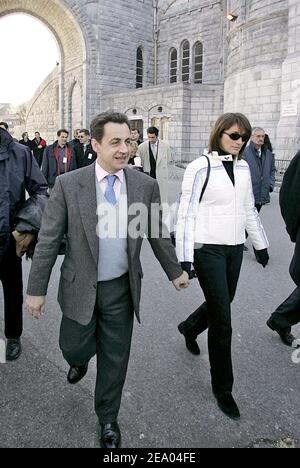 Der ehemalige französische Finanzminister und Führer der regierenden Mitte-Rechts-UMP-Partei Nicolas Sarkozy besucht am 25. Februar 2005 mit seiner Frau Cecilia Lourdes Heiligtümer und Höhle Massabielle, wo Bernadette Soubirous die erste Erscheinung von "die selige Jungfrau" im Jahr 1858 sah, Im Südwesten Frankreichs im Département Hautes-Pyrenäen gelegen. Foto von Patrick Bernard/ABACA. Stockfoto