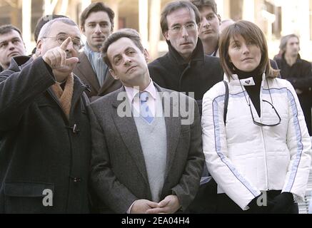 Der ehemalige französische Finanzminister und Führer der regierenden Mitte-Rechts-UMP-Partei Nicolas Sarkozy besucht am 25. Februar 2005 mit seiner Frau Cecilia Lourdes Heiligtümer und Höhle Massabielle, wo Bernadette Soubirous die erste Erscheinung von "die selige Jungfrau" im Jahr 1858 sah, Im Südwesten Frankreichs im Département Hautes-Pyrenäen gelegen. Foto von Patrick Bernard/ABACA. Stockfoto