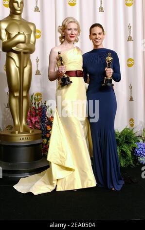 Die beste Nebendarstellerin Cate Blanchett (links) und die beste Schauspielerin Hilary Swank im Presseraum während der Annual Academy Awards 77th, die am 27. Februar 2005 im Kodak Theater in Hollywood, CA, abgehalten wurden. Foto von Hahn-Khayat-Nebinger/ABACA. Stockfoto