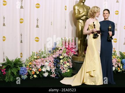 Cate Blanchett und Hilary Swank im Presseraum während der Annual Academy Awards 77th, die am 27. Februar 2005 im Kodak Theatre in Hollywood, CA, verliehen wurden. Foto von Hahn-Khayat-Nebinger/ABACA Stockfoto