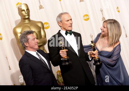 Clint Eastwood, Gewinner des besten Bildes und der besten Regisseurin, Dustin Hoffman und Barbra Streisand im Presseraum während der jährlichen Academy Awards 77th, die am 27. Februar 2005 im Kodak Theater in Hollywood, CA, abgehalten wurden. Foto von Hahn-Khayat-Nebinger/ABACA. Stockfoto