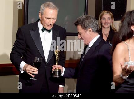 Clint Eastwood, Gewinner von Best Picture und Best Director, und Dustin Hoffman im Presseraum während der Annual Academy Awards 77th, die am 27. Februar 2005 im Kodak Theatre in Hollywood, CA, verliehen wurden. Foto von Hahn-Khayat-Nebinger/ABACA. Stockfoto