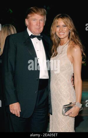 Donald Trump und seine Frau Melania Trump kommen bei der Vanity Fair Post Oscars Party 2005 an, die am 27. Februar 2005 bei Morton's in Los Angeles, CA, USA, stattfand. Foto von Hahn-Khayat-Nebinger/ABACA Stockfoto