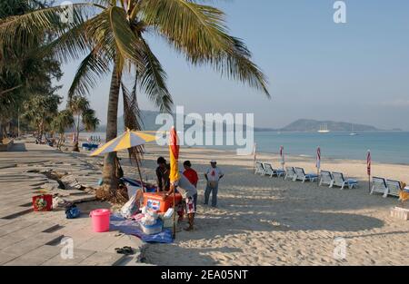 Einheimische Thailänder bereiten den Strand von Patong in Phuket, Thailand, am Donnerstag, den 25. februar 2005 vor.während der Ferienzeit kommen die Touristen zurück, um zu genießen und zu vergessen. Vor etwa zwei Monaten überflutete die Tsunami-Welle innerhalb von Minuten Thailands beliebten Touristenstrand mehrere Meter hoch und tötete Tausende von Menschen. Fotos von ABACA. Stockfoto