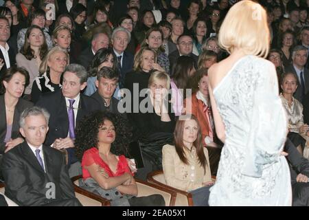 Bernard Arnault, amerikanische Sängerin Diana Ross, amerikanische Schauspielerin Julianne Moore vor der Präsentation der Ready-to-Wear Herbst-Winter 2005-2006 Kollektion des britischen Modedesigners John Galliano für das französische Modehaus Christian Dior am 1. März 2005 in Paris, Frankreich. Foto von Klein-Hounsfield/ABACA. Stockfoto