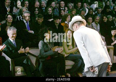 (l bis R) Bernard Arnault, Julianne Moore, Ehemann Bart freundlich applaudieren der britische Designer John Galliano nach seiner Ready-to-Wear Herbst-Winter 2005-2006-Präsentation für das französische Modehaus Christian Dior am 1. März 2005 in Paris, Frankreich. Foto von Klein-Hounsfield/ABACA. Stockfoto