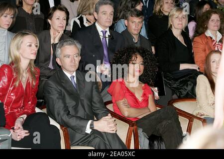 Bernard Arnault, seine Tochter Delphine, die amerikanische Sängerin Diana Ross, die amerikanische Schauspielerin Julianne Moore vor der Präsentation der Ready-to-Wear Herbst-Winter 2005-2006 Kollektion des britischen Modedesigners John Galliano für das französische Modehaus Christian Dior in Paris, Frankreich, am 1. März 2005. Foto von Klein-Hounsfield/ABACA. Stockfoto