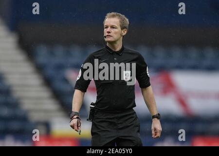 Preston, Großbritannien. Februar 2021, 06th. Schiedsrichter Gavin ward in Aktion während des Spiels in Preston, UK am 2/6/2021. (Foto von Simon Whitehead/News Images/Sipa USA) Quelle: SIPA USA/Alamy Live News Stockfoto