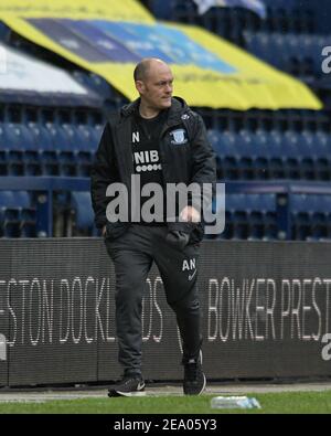 Preston, Großbritannien. Februar 2021, 06th. Alex Neil Manager von Preston North End läuft am 2/6/2021 entlang der Touchline in Preston, Großbritannien. (Foto von Simon Whitehead/News Images/Sipa USA) Quelle: SIPA USA/Alamy Live News Stockfoto