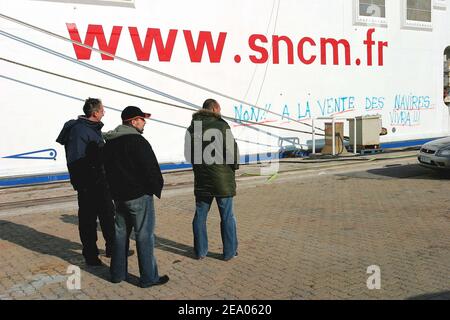 CGT-Gewerkschafter der französischen Reederei SNCM besetzen die "NGV Asco" seit vier Tagen im Hafen von Marseille, Frankreich, am 1. März 2005, um gegen die Entscheidung des SNCM-Präsidenten Bruno Vergobi zu protestieren, das Schiff zu verkaufen, um Geld in das Unternehmen einzuschleudern. Foto von Gerald Holubowicz/ABACA. Stockfoto