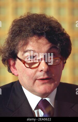 Frankreichs neuer Finanzminister Thierry Breton während einer Arbeitsgruppe von französischen und deutschen Branchenführern, die am 1. März 2005 in Bercy in Paris stattfand. Foto von Mousse/ABACA. Stockfoto