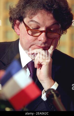 Frankreichs neuer Finanzminister Thierry Breton während einer Arbeitsgruppe von französischen und deutschen Branchenführern, die am 1. März 2005 in Bercy in Paris stattfand. Foto von Mousse/ABACA. Stockfoto