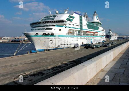 CGT-Gewerkschafter der französischen Reederei SNCM besetzen die "NGV Asco" seit vier Tagen im Hafen von Marseille, Frankreich, am 1. März 2005, um gegen die Entscheidung des SNCM-Präsidenten Bruno Vergobi zu protestieren, das Schiff zu verkaufen, um Geld in das Unternehmen einzuschleudern. Foto von Gerald Holubowicz/ABACA. Stockfoto