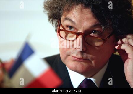 Frankreichs neuer Finanzminister Thierry Breton während einer Arbeitsgruppe von französischen und deutschen Branchenführern, die am 1. März 2005 in Bercy in Paris stattfand. Foto von Mousse/ABACA. Stockfoto