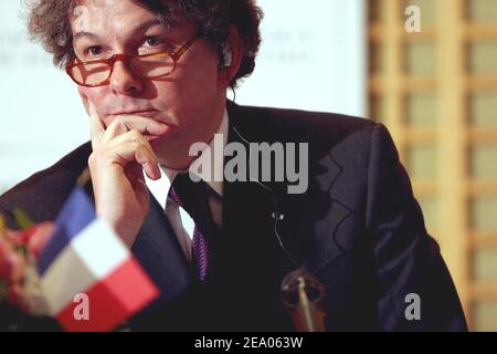 Frankreichs neuer Finanzminister Thierry Breton während einer Arbeitsgruppe von französischen und deutschen Branchenführern, die am 1. März 2005 in Bercy in Paris stattfand. Foto von Mousse/ABACA. Stockfoto