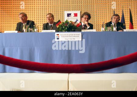 (L-R) Gerhard Cromme, Vorstandsvorsitzender von ThyssenKrupp, Wolfgang Clement, der neue französische Finanzminister Thierry Breton und Jean-Louis Beffa, CEO von Saint-Gobain, während einer Arbeitsgruppe aus französischem und deutschem Branchenführer am 1. März 2005 in Bercy in Paris, Frankreich. Foto von Mousse/ABACA. Stockfoto