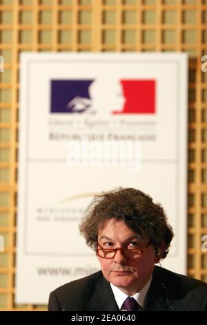 Frankreichs neuer Finanzminister Thierry Breton während einer Arbeitsgruppe von französischen und deutschen Branchenführern, die am 1. März 2005 in Bercy in Paris stattfand. Foto von Mousse/ABACA. Stockfoto