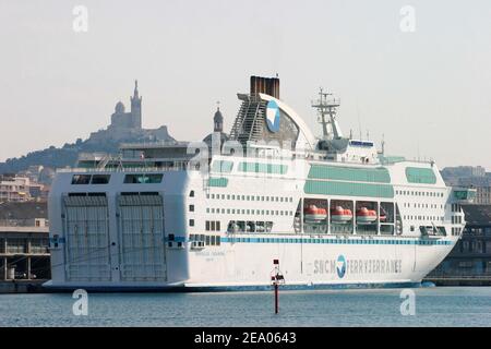 CGT-Gewerkschafter der französischen Reederei SNCM besetzen die "NGV Asco" seit vier Tagen im Hafen von Marseille, Frankreich, am 1. März 2005, um gegen die Entscheidung des SNCM-Präsidenten Bruno Vergobi zu protestieren, das Schiff zu verkaufen, um Geld in das Unternehmen einzuschleudern. Foto von Gerald Holubowicz/ABACA. Stockfoto