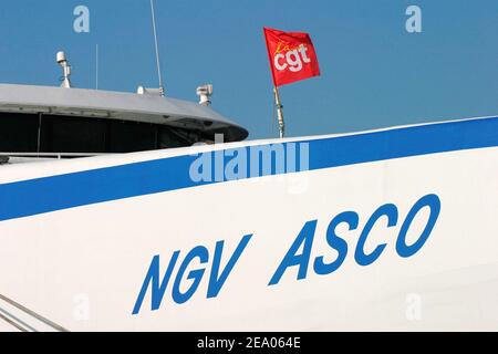 CGT-Gewerkschafter der französischen Reederei SNCM besetzen die "NGV Asco" seit vier Tagen im Hafen von Marseille, Frankreich, am 1. März 2005, um gegen die Entscheidung des SNCM-Präsidenten Bruno Vergobi zu protestieren, das Schiff zu verkaufen, um Geld in das Unternehmen einzuschleudern. Foto von Gerald Holubowicz/ABACA. Stockfoto