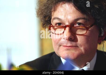 Frankreichs neuer Finanzminister Thierry Breton während einer Arbeitsgruppe von französischen und deutschen Branchenführern, die am 1. März 2005 in Bercy in Paris stattfand. Foto von Mousse/ABACA. Stockfoto