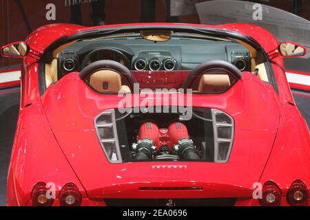 Der neue Ferrari F430 Spyder wird am 2. März 2005 bei seiner ersten Weltpräsentation auf der Genfer Automobilausstellung 75th in Genf, Schweiz, ausgestellt. Das neue Cabriolet von Maranello ist das gleiche 4,3-Liter-V8, das auch im Hardtop von F430 zu finden ist. Die 490-Grad-Einheit soll den F430 Spyder von 0-60 mph im unteren vier-Sekunden-Bereich mit 8500 ps bei einer rasanten Drehzahl von 90 U/min antreiben. Foto von Laurent Zabulon/ABACA. Stockfoto