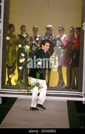 Der französische Modedesigner Vincent Darre während der Präsentation der Emanuel Ungaro Herbst-Winter 2005-2006 Ready-to-Wear Kollektion am 2. März 2005 in Paris, Frankreich. Foto von Java/ABACA. Stockfoto