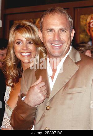 US-Schauspieler und Cast-Mitglied Kevin Costner und seine Frau Christine Baumgartner besuchen am 3. März 2005 die Premiere von "The Upside of Anger" am National Theatre in Westwood, Los Angeles, CA, USA. Foto von Lionel Hahn/ABACA. Stockfoto