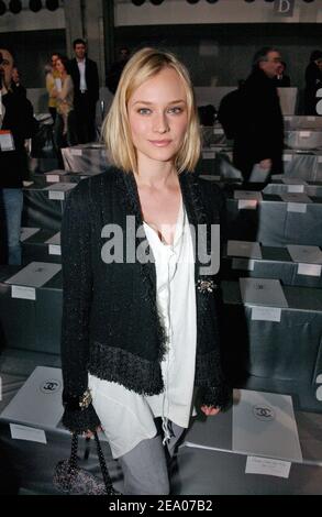 Die in Deutschland geborene Schauspielerin Diane Kruger im Bild vor der Präsentation des deutschen Modedesigners Karl Lagerfeld für die Chanel Ready-to-Wear Herbst-Winter 2005-2006 Kollektion am 4. März 2005 in Paris-Frankreich. Foto von Klein-Hounsfield/ABACA. Stockfoto