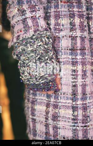 Backstage der Herbst-Winter 2005-2006 Ready-to-Wear Fashion Show des deutschen Modedesigners Karl Lagerfeld für das französische Modehaus Chanel fand am 4. März 2005 in Paris, Frankreich, statt. Foto von ABACA. Stockfoto