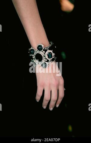 Backstage der Herbst-Winter 2005-2006 Ready-to-Wear Fashion Show des deutschen Modedesigners Karl Lagerfeld für das französische Modehaus Chanel fand am 4. März 2005 in Paris, Frankreich, statt. Foto von ABACA. Stockfoto