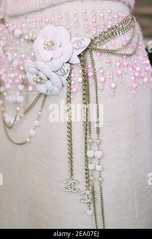 Backstage der Herbst-Winter 2005-2006 Ready-to-Wear Fashion Show des deutschen Modedesigners Karl Lagerfeld für das französische Modehaus Chanel fand am 4. März 2005 in Paris, Frankreich, statt. Foto von ABACA. Stockfoto