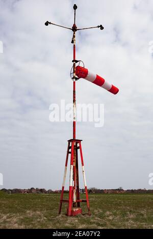 Das Foto zeigt ein Anemometer auf einem Flugplatz Stockfoto