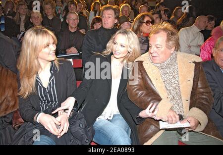Die slowakische Topmodel Adriana Sklenarikova Karembeu und ihre Schwester besuchen Laroches ready-to-wear Herbst-Winter 2005-2006 Kollektion am 6. März 2005 in Paris, Frankreich. Foto von Klein-Hounsfield/ABACA. Stockfoto