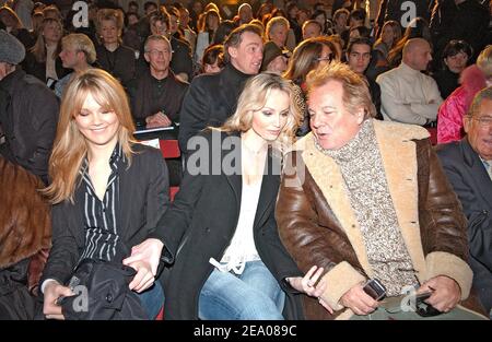 Die slowakische Topmodel Adriana Sklenarikova Karembeu und ihre Schwester besuchen Laroches ready-to-wear Herbst-Winter 2005-2006 Kollektion am 6. März 2005 in Paris, Frankreich. Foto von Klein-Hounsfield/ABACA. Stockfoto