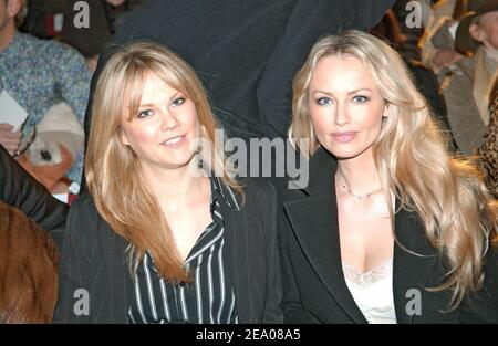 Die slowakische Topmodel Adriana Sklenarikova Karembeu und ihre Schwester besuchen Laroches ready-to-wear Herbst-Winter 2005-2006 Kollektion am 6. März 2005 in Paris, Frankreich. Foto von Klein-Hounsfield/ABACA. Stockfoto