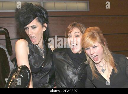 Shirley Bousquet und Laure K besuchen Laure K's Pret-a-Porter Herbst-Winter 2005-2006 Modenschau im Carrousel du Louvre in Paris, Frankreich am 7. März 2005. Foto von Benoit Pinguet/ABACA. Stockfoto