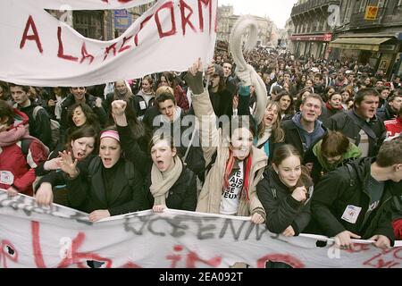 7000 Schüler demonstrieren in den Straßen von Bordeaux gegen das neue Gesetz des französischen Bildungsministers Francois Fillon über die Reform der französischen Schule am 8. März 2005. Foto von Patrick Bernard/ABACA. Stockfoto
