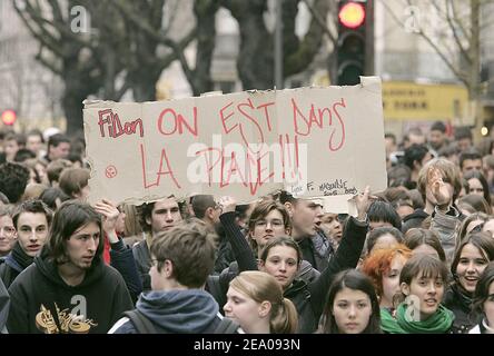 7000 Schüler demonstrieren in den Straßen von Bordeaux gegen das neue Gesetz des französischen Bildungsministers Francois Fillon über die Reform der französischen Schule am 8. März 2005. Foto von Patrick Bernard/ABACA. Stockfoto