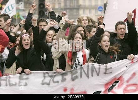 7000 Schüler demonstrieren in den Straßen von Bordeaux gegen das neue Gesetz des französischen Bildungsministers Francois Fillon über die Reform der französischen Schule am 8. März 2005. Foto von Patrick Bernard/ABACA. Stockfoto