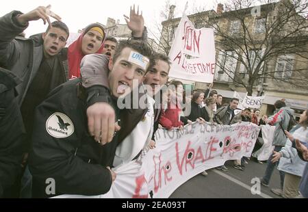 7000 Schüler demonstrieren in den Straßen von Bordeaux gegen das neue Gesetz des französischen Bildungsministers Francois Fillon über die Reform der französischen Schule am 8. März 2005. Foto von Patrick Bernard/ABACA. Stockfoto