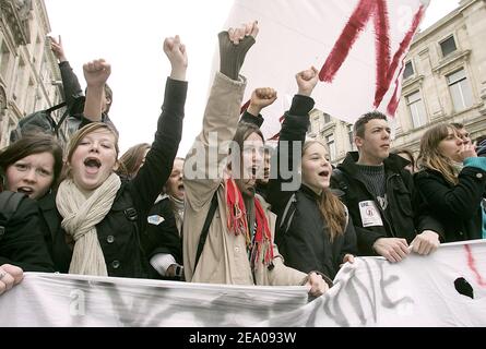7000 Schüler demonstrieren in den Straßen von Bordeaux gegen das neue Gesetz des französischen Bildungsministers Francois Fillon über die Reform der französischen Schule am 8. März 2005. Foto von Patrick Bernard/ABACA. Stockfoto