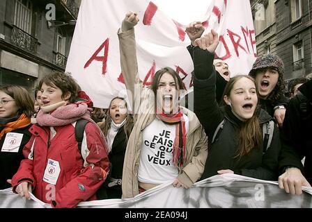 7000 Schüler demonstrieren in den Straßen von Bordeaux gegen das neue Gesetz des französischen Bildungsministers Francois Fillon über die Reform der französischen Schule am 8. März 2005. Foto von Patrick Bernard/ABACA. Stockfoto