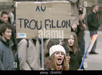 7000 Schüler demonstrieren in den Straßen von Bordeaux gegen das neue Gesetz des französischen Bildungsministers Francois Fillon über die Reform der französischen Schule am 8. März 2005. Foto von Patrick Bernard/ABACA. Stockfoto