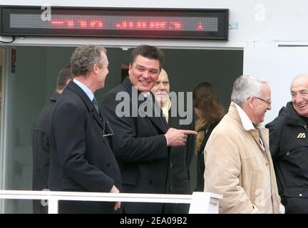 Guy Drut und David Douillet während des Besuches der IOC-Delegation unter Leitung von Nawal El-Moutawakel in Saint Denis bei Paris am 10. März 2005 im Stade de France. Foto von Mousse/ABACA. Stockfoto