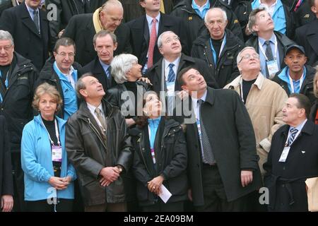 Die IOC-Delegation unter der Leitung von Nawal El-Moutawakel besucht das Olympische Dorf, begleitet von Mitgliedern des Olympischen Komitees Paris 2012, Guy Drut, Jean-Claude Killy, Francoise de Panafieu, Jean-Paul Huchon, Henri Serandour, dem Pariser Bürgermeister Bertrand Delanoe, dem französischen Sportminister Jean-Francois Lamour am 10. März 2005 in Paris, Frankreich. Foto von Mousse/ABACA. Stockfoto