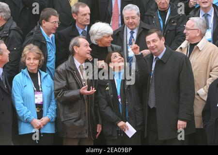 Die IOC-Delegation unter der Leitung von Nawal El-Moutawakel besucht das Olympische Dorf, begleitet von Mitgliedern des Olympischen Komitees Paris 2012, Guy Drut, Jean-Claude Killy, Francoise de Panafieu, Jean-Paul Huchon, Henri Serandour, dem Pariser Bürgermeister Bertrand Delanoe, dem französischen Sportminister Jean-Francois Lamour am 10. März 2005 in Paris, Frankreich. Foto von Mousse/ABACA. Stockfoto