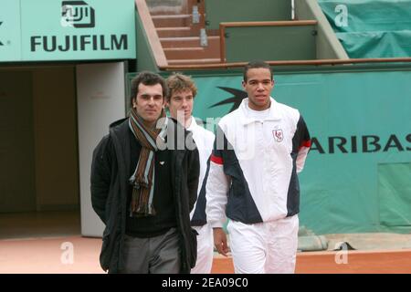 Ehemaliger französischer Tennisspieler Cedric Pioline beim Besuch der Roland Garros Tennisarena durch die IOC-Delegation, angeführt von Nawal El-Moutawakel, begleitet von Mitgliedern des Olympischen Komitees von Paris 2012, am 10. März 2005 in Paris, Frankreich. Foto von Mousse/ABACA. Stockfoto